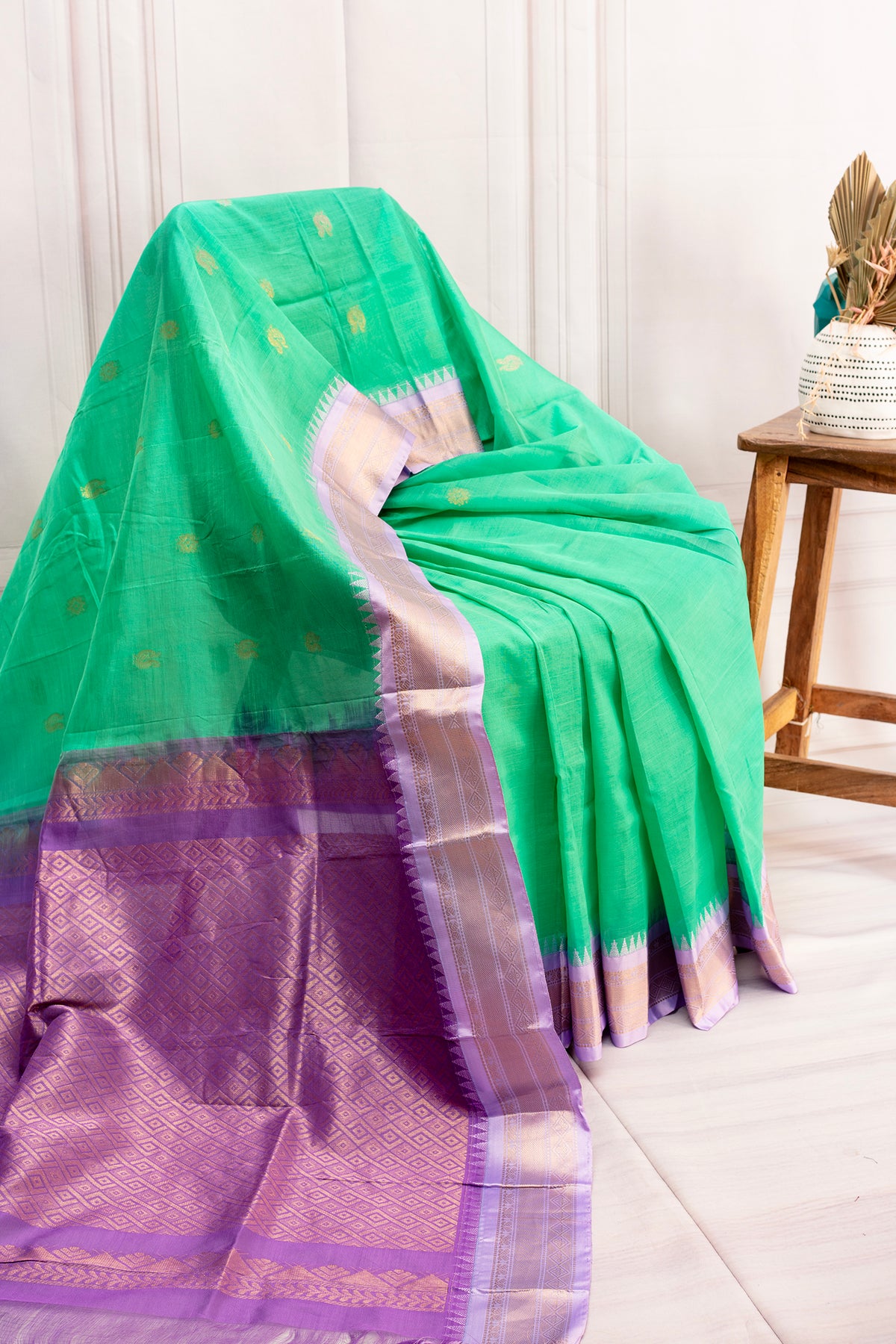Graceful Green Silk Cotton Saree with Lavender Zari Border & Elegant Detailing