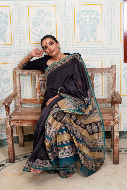 Elegant Black And White Maheswari Silk Saree