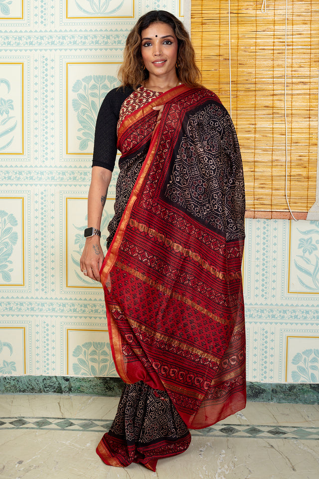 Elegant Deep Black And Maroon Maheswari Silk Saree